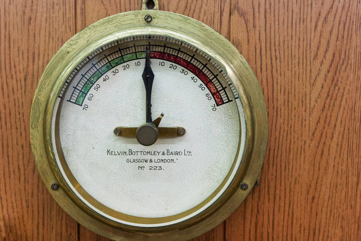 Chart showing mold risk levels at different humidity percentages: low risk below 50%, moderate at 50-60%, high above 60%.